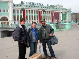 Новосибирск главный - путешественники на привокзальной площади.