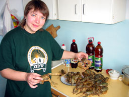 Раки живые.